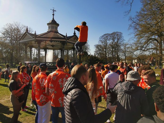 In het Oranjepark in Apeldoorn kwamen dinsdagmiddag honderden feestgangers bijeen om Koningsdag te vieren.