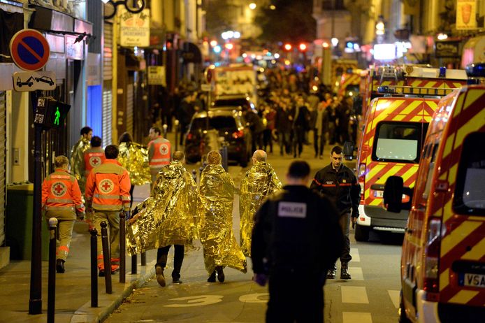 Mensen worden geëvacueerd na de aanslag op de Parijse concertzaal Bataclan, 13 november 2015.