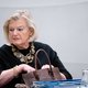 Worstelende Broekers-Knol houdt voorlopig stand door Kamer die zichzelf in de weg zit