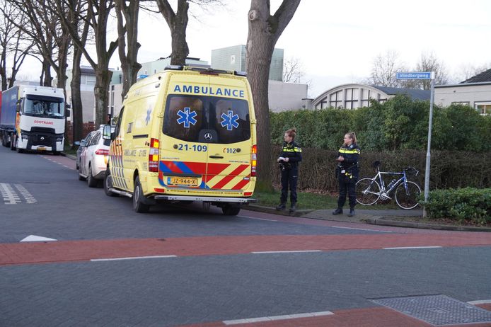 De wielrenner raakte bij de botsing lichtgewond in Vlijmen vrijdagochtend.