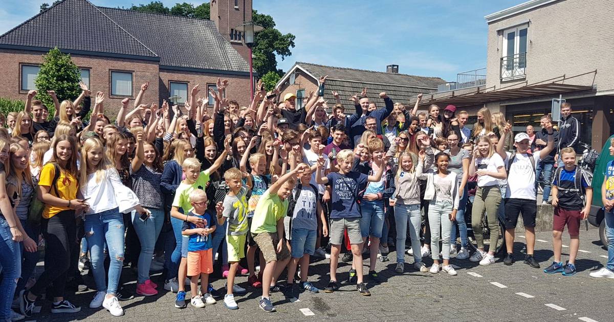 Weer Vriezenveen Per Uur Jebroer bedankt honderden fans in Vriezenveen: 'Heb niets tegen geloof