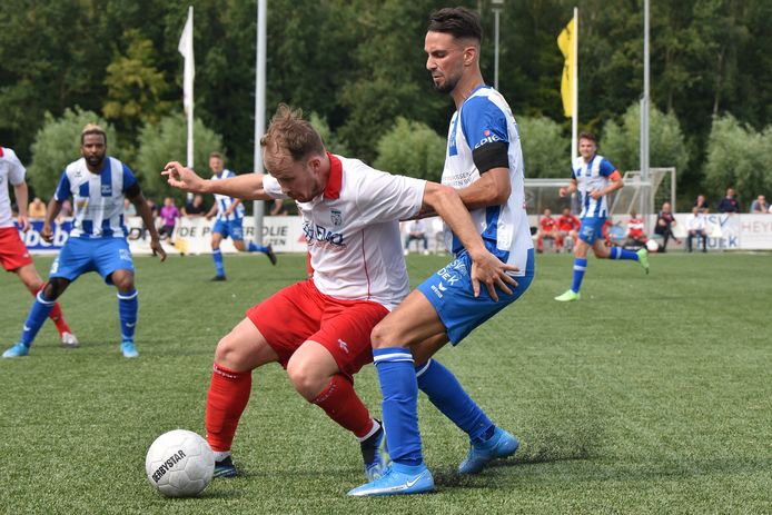 Karim Bannani (rechts) in actie voor Hoek tegen Barendrecht.
