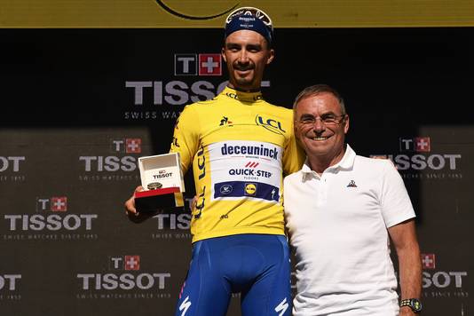 Julian Alaphilippe en Bernard Hinault tijdens de Tour van 2019.