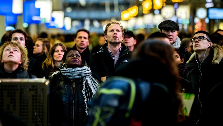 Gestrande passagiers donderdag op Utrecht CS. Beeld ANP