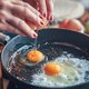 Pesto-eieren is de nieuwste ontbijttrend (en zó maak je het)