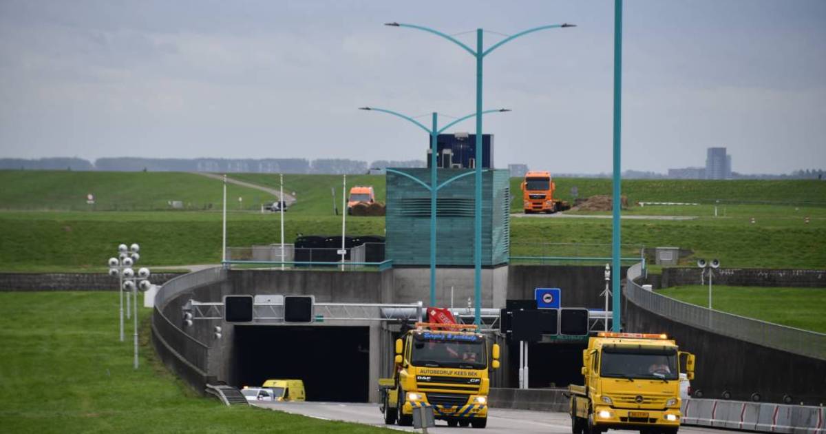 Oostbuis Westerscheldetunnel tot 17.30 uur dicht na ongeluk met meerdere voertuigen.