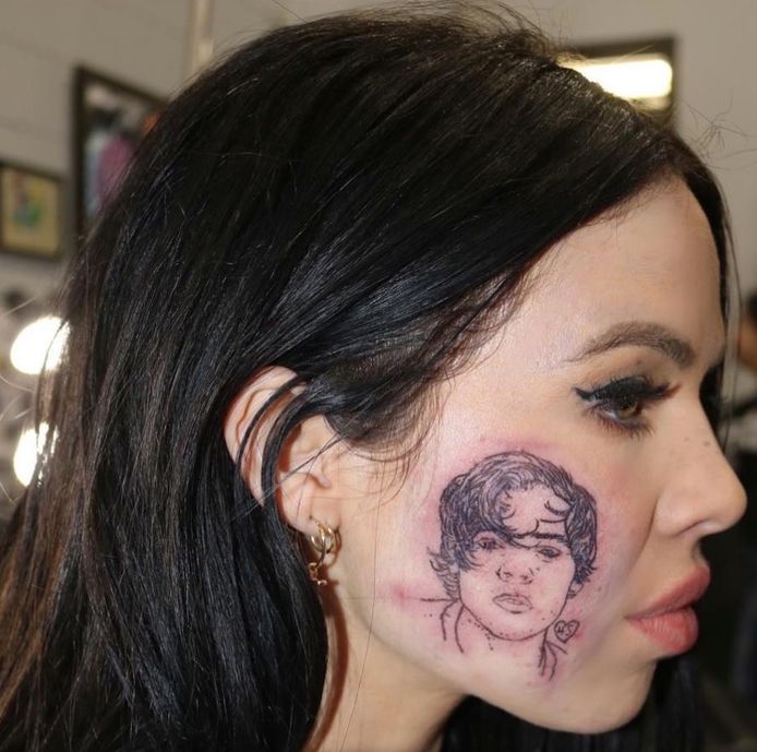 Afsnijden Beneden afronden Onleesbaar Nieuw-Zeelandse zangeres laat Harry Styles op haar gezicht tatoeëren |  Showbizz | hln.be