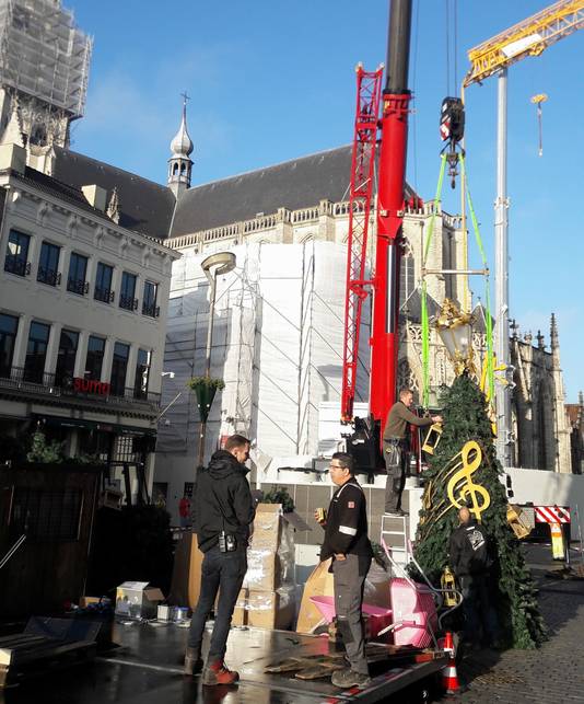 Veelbesproken kerstboom verrijst op de Grote Markt in Breda Breda