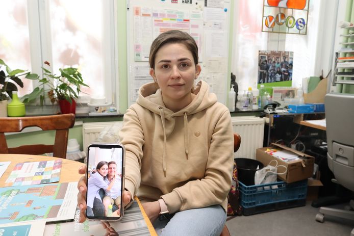 Sacha toont een foto van haar broer, die op de vlucht is voor het oorlogsgeweld in Oekraïne