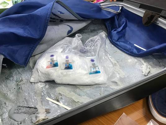Er werd ruim 1 kilo cocaïne gevonden in zijn reiskoffer.
