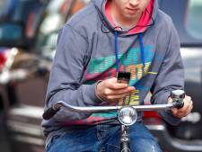 Appende fietser ziet tegemoetkomende politieauto niet: 109 euro boete