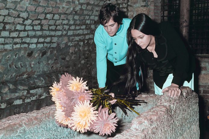 Olivia Hussey en Leonard Whiting legden in 1968 bloemen op het graf van Julia in het Italiaanse Verona.