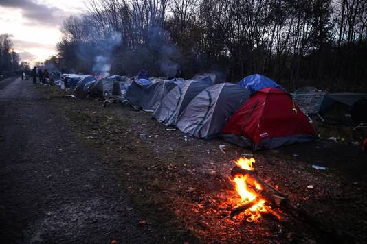 Migranten bij hun tenten in bij het Franse Dunkirk