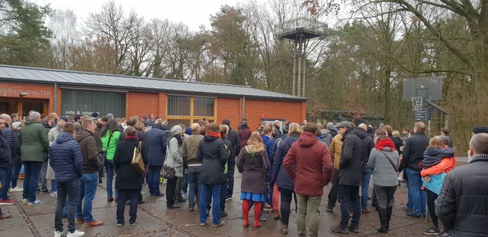De verkenners van de scoutsgroep waren op weekend in De Hoge Rielen in de buurt van Turnhout. De wachtende ouders krijgen uitleg.