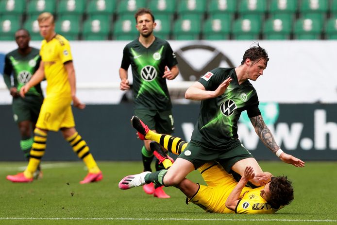 Wout Weghorst kleunt erin bij Thomas Delaney van Borussia Dortmund.
