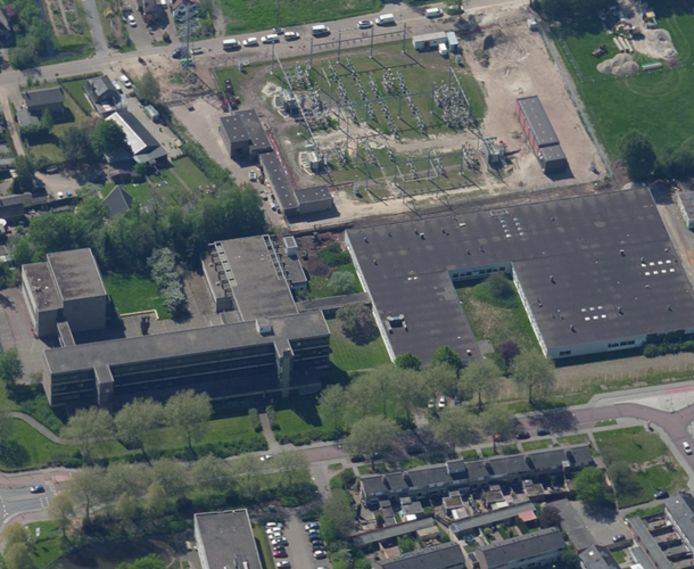 De voormalige LTS-locatie aan de Randweg vanuit de lucht met links het hoofdgebouw en rechts de praktijklokalen.