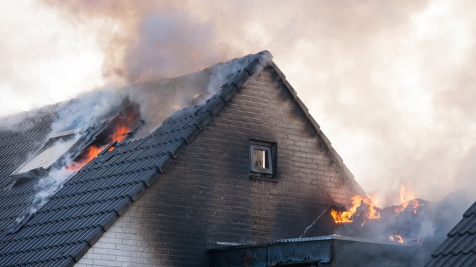 Woningbranden met zonnepanelen zijn uiterst zeldzaam. Maar wanneer ze niet juist geplaatst zijn, kunnen ze verhitten en zo brand veroorzaken.