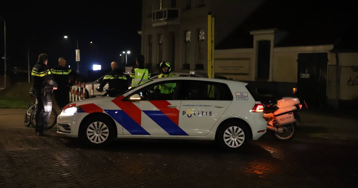 Veel politie op de been na oproep tot rellen in Tiel, twee aanhoudingen .