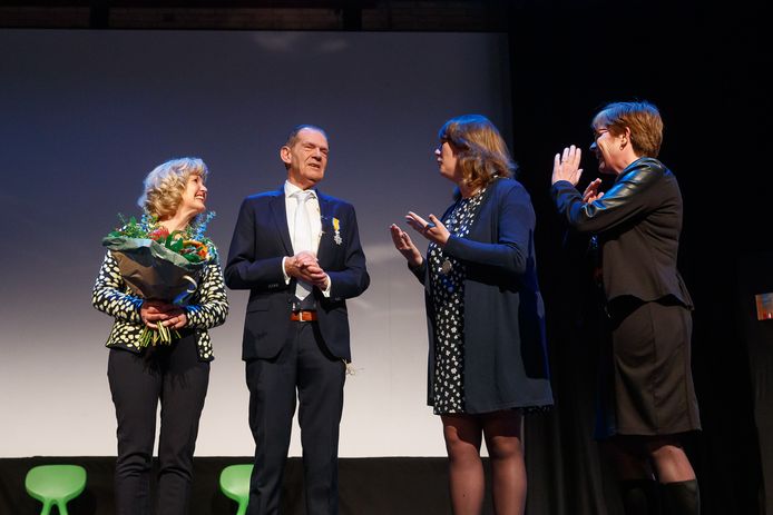 De KSE nam deze week afscheid van rector Peter van Heusden. Vandaag een officieel afscheid in de aula. Daar kreeg hij van burgemeester Joyce Vermue (zijn woongemeente Zundert) te horen dat hij is benoemd tot Ridder in de orde van Oranje Nassau. Links zijn vrouw Dymphy, rechts burgemeester van Etten-Leur Miranda de Vries.