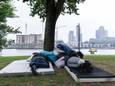 Een aantal Poolse arbeidsmigranten sliep vorig jaar een tijdlang in een parkje aan de Brielselaan, bij de Maashaven. De foto is met hun toestemming gemaakt en gepubliceerd.