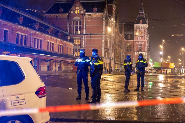 Panic at Amsterdam CS about police shots during arrest after stabbing