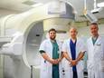 Team cardiologie en radiotherapie bij bestralingstoestel. Dr. Bert Vandenberk, Dr. Patrick Berkovic, en prof. dr. Joris Ector © UZ Leuven