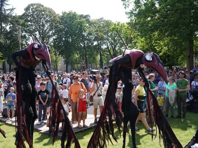Zomers weer lokt massa volk naar Parktheaterfestival