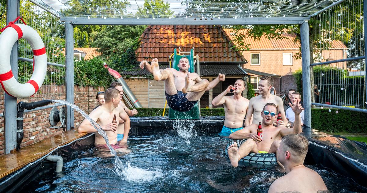 Een zwembad van bierkratten, mét een glijbaan: elf vrienden maakten het gewoon