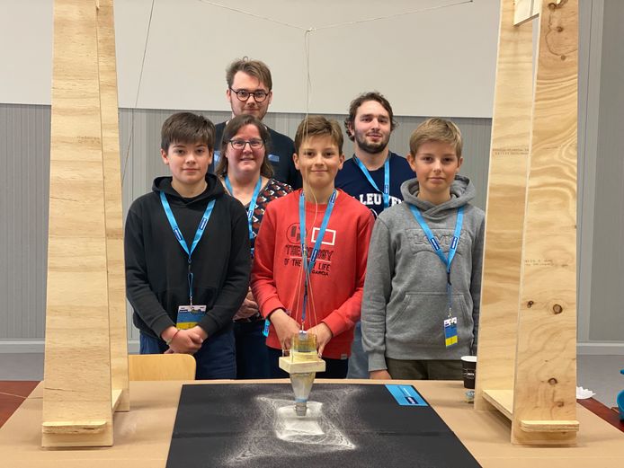 Tijdens de workshop over Lissajous curves maakten de jonge studenten een slingerende zandloper om de curves na te bootsen.