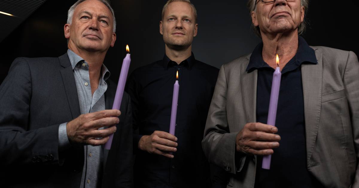 Jan Mulder, Marc Degryse en Olivier Deschacht branden een kaars voor ...