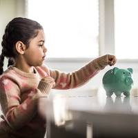 ‘Als hun zakgeld op is, moeten kinderen leren dat ze niet zomaar kunnen komen zagen om extra geld’