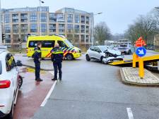 Voertuigen flink in kreukels na botsing in Amersfoort: slachtoffer met ambulance naar ziekenhuis vervoerd