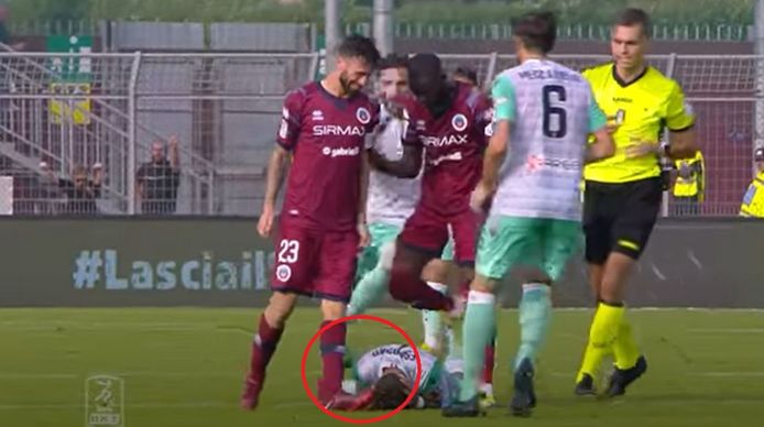 Het moment van de 'misdaad': Branca zet zijn voet op het hoofd van Esposito.