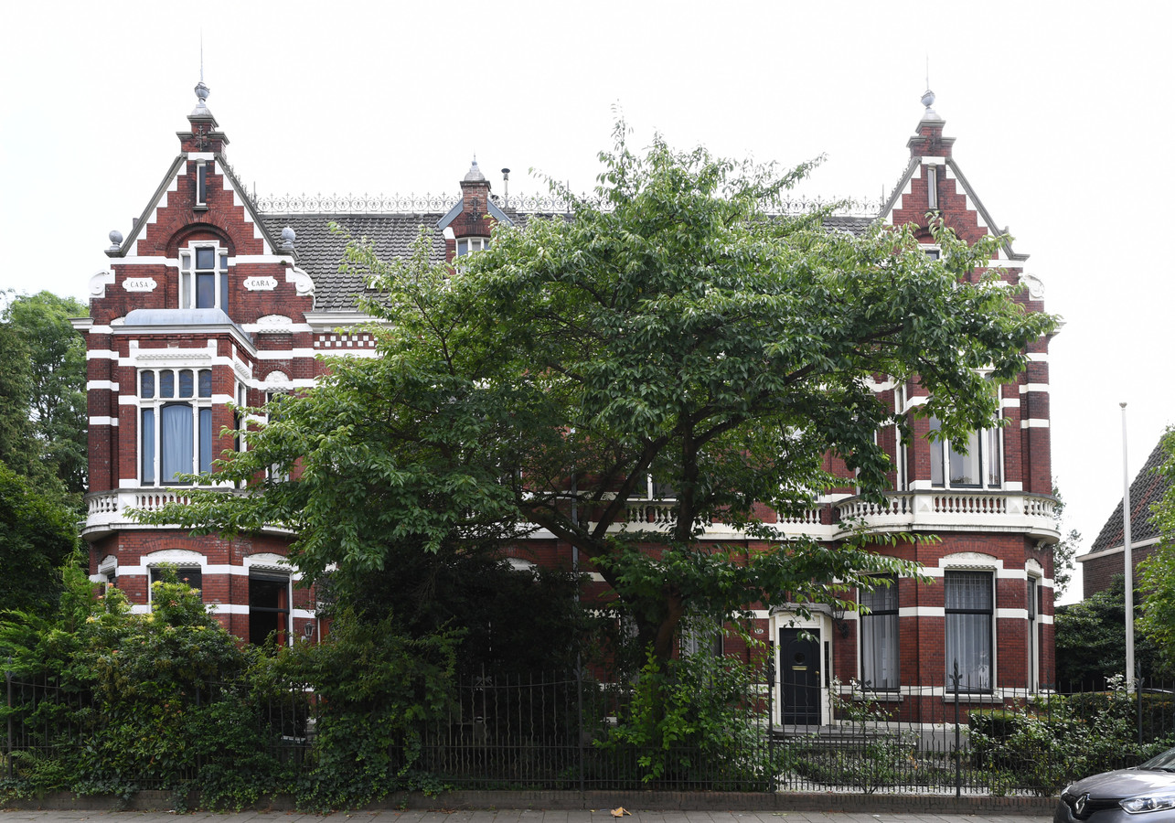 In de twee naast elkaar gelegen Rijksmonumenten aan de Lange Nieuwstraat wordt een charmant, kleinschalig hotel gerealiseerd met maximaal zestien kamers.