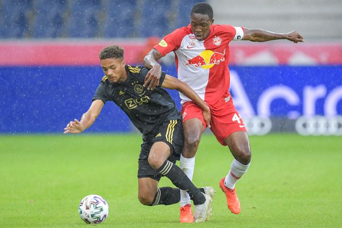 Devyne Rensch (l) in actie tegen RB Salzburg tijdens de voorbereiding in augustus 2020.