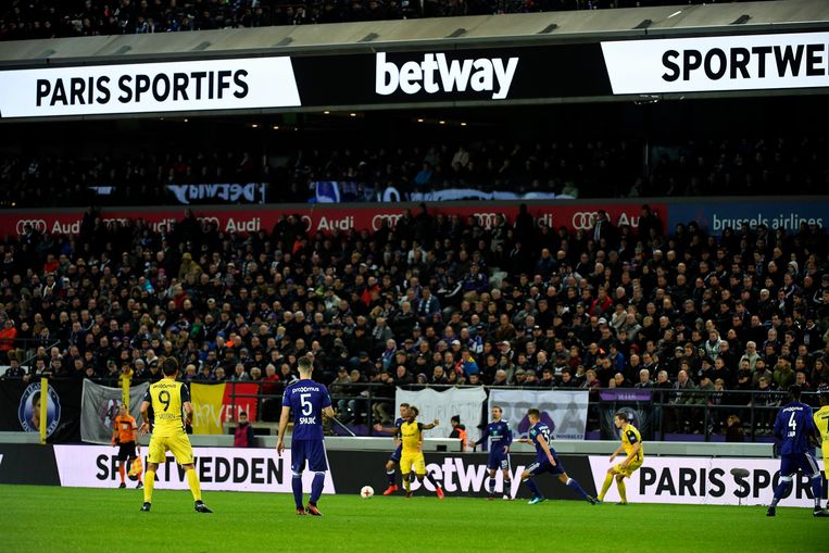 Foto ter illustratie: reclame van sponsor BetWay tijdens een match tussen Anderlecht en Club Brugge in 2017. Beeld Photo News