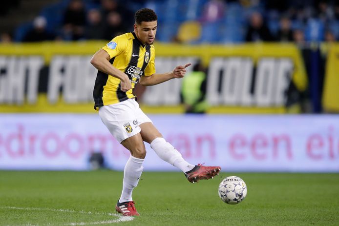 Armando Obispo ontwikkelt zich bij Vitesse.  ,,Een heel jaar voetballen is dan erg mooi én belangrijk."