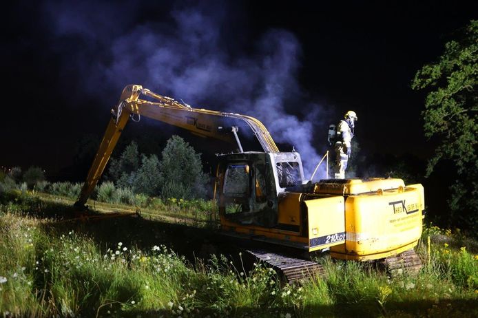 Van het bestuurdersgedeelte van de graafmachine in Rosmalen bleef niet veel over.
