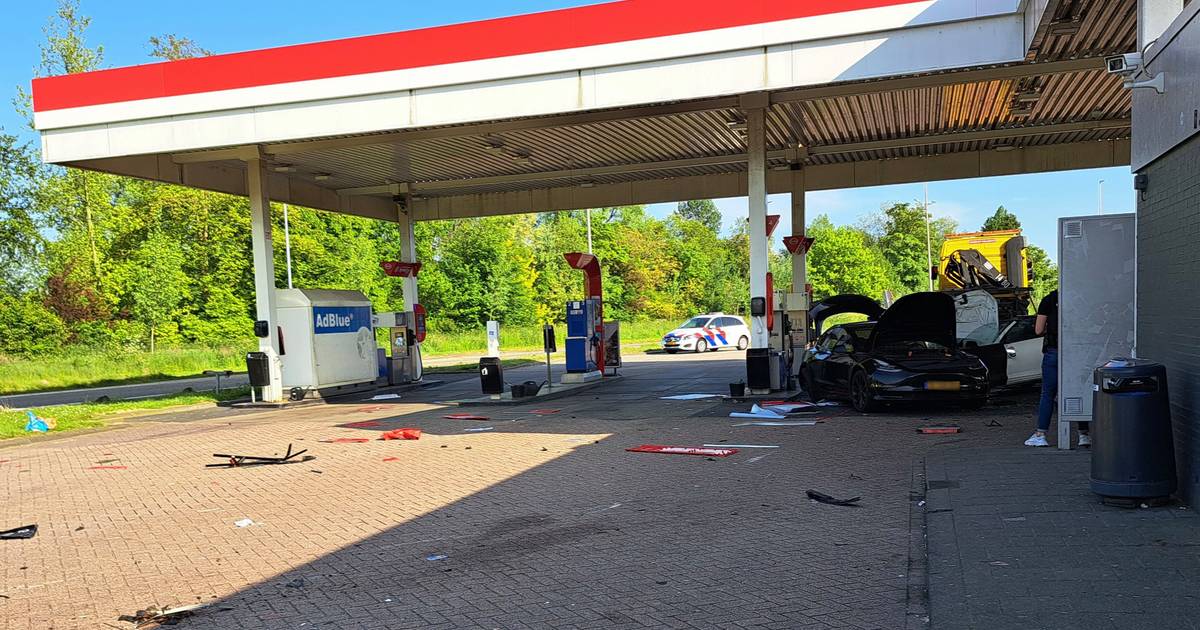 Auto raakt na botsing pomp van tankstation aan A2, meerdere gewonden.