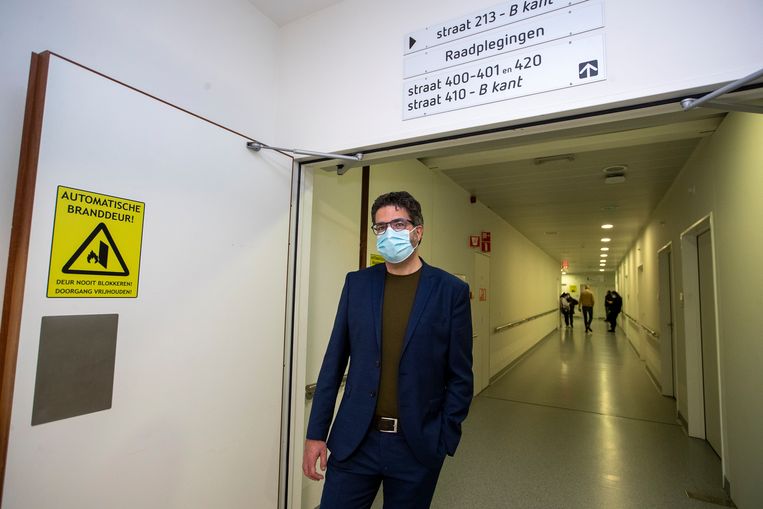 Van Gucht kreeg dinsdag zijn griepvaccin in het AZ Jan Palfijn in Gent. Beeld BELGA