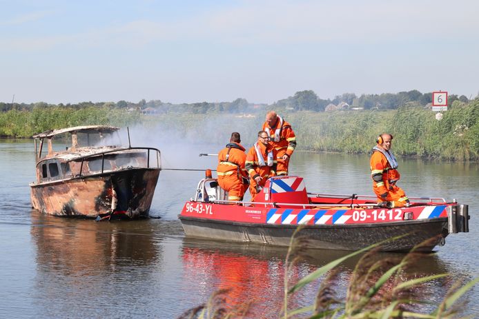 Bootje langs de Wilnisse Zuwe in Wilnis is volledig uitgebrand.