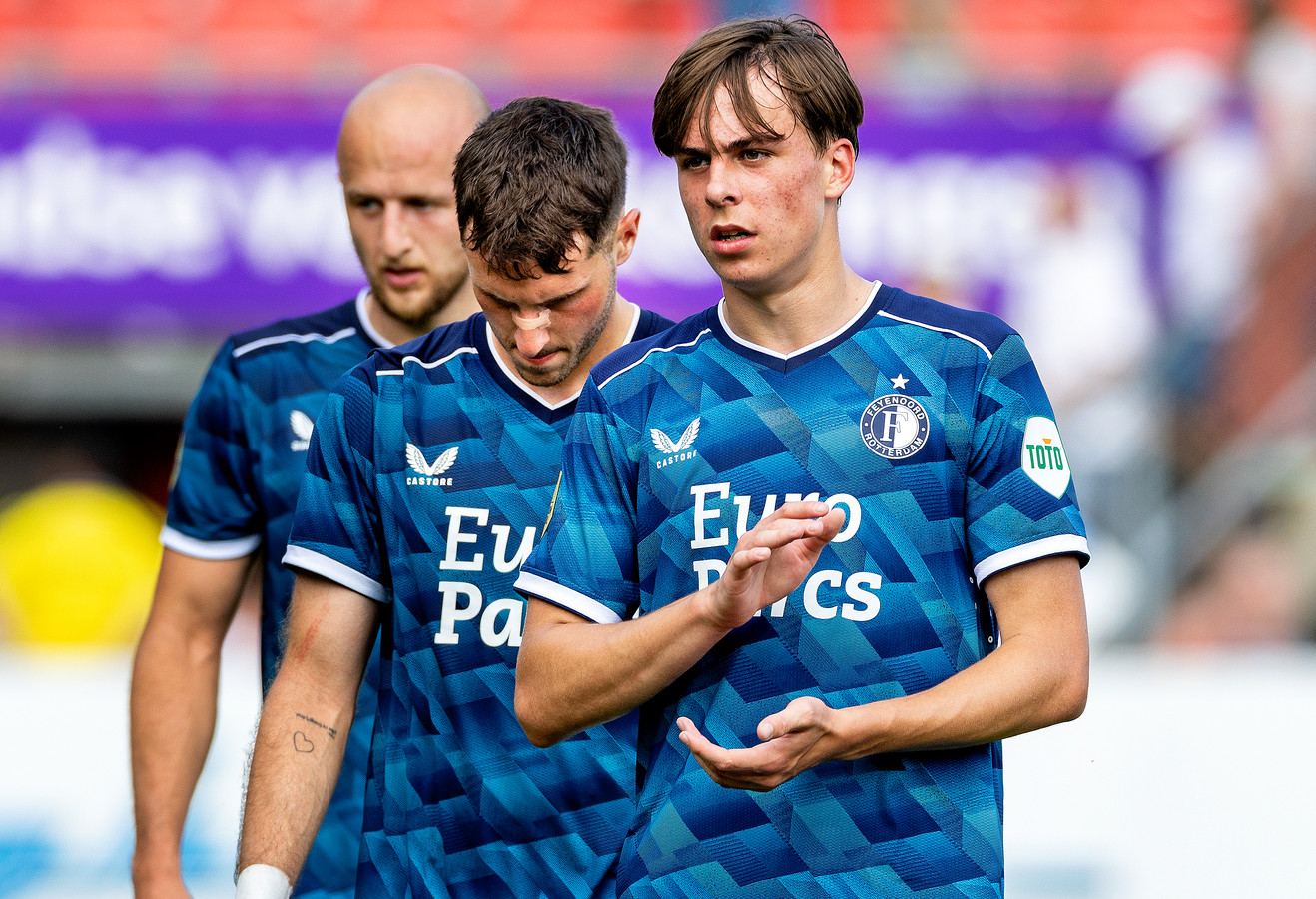 Leo Sauer en Ayase Ueda zijn lichtpunt­jes, maar Feyenoord moet nu al