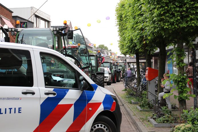 Meerdere boeren met trekkers werden op de Oranjestraat in Almelo tegengehouden door de politie.