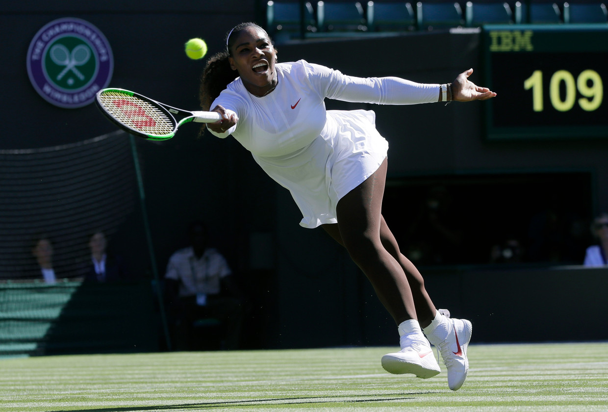 Serena Williams speelt op Wimbledon tegen de Nederlandse tennisster Arantxa Rus.  Beeld AP