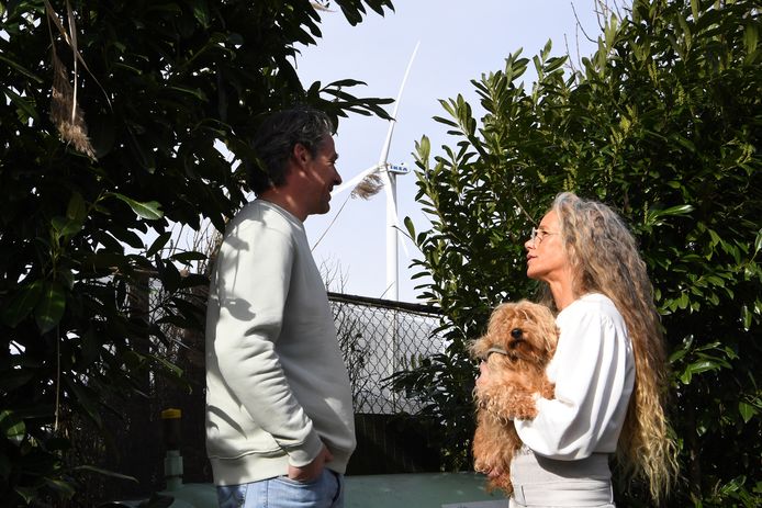 Riane Gigengack en Bart Dolhuisen wonen aan de Statendamweg in Oosterhout onder windpark Weststad. Ze krijgen er straks misschien wel twee megawindturbines van 235 meter hoog bij.