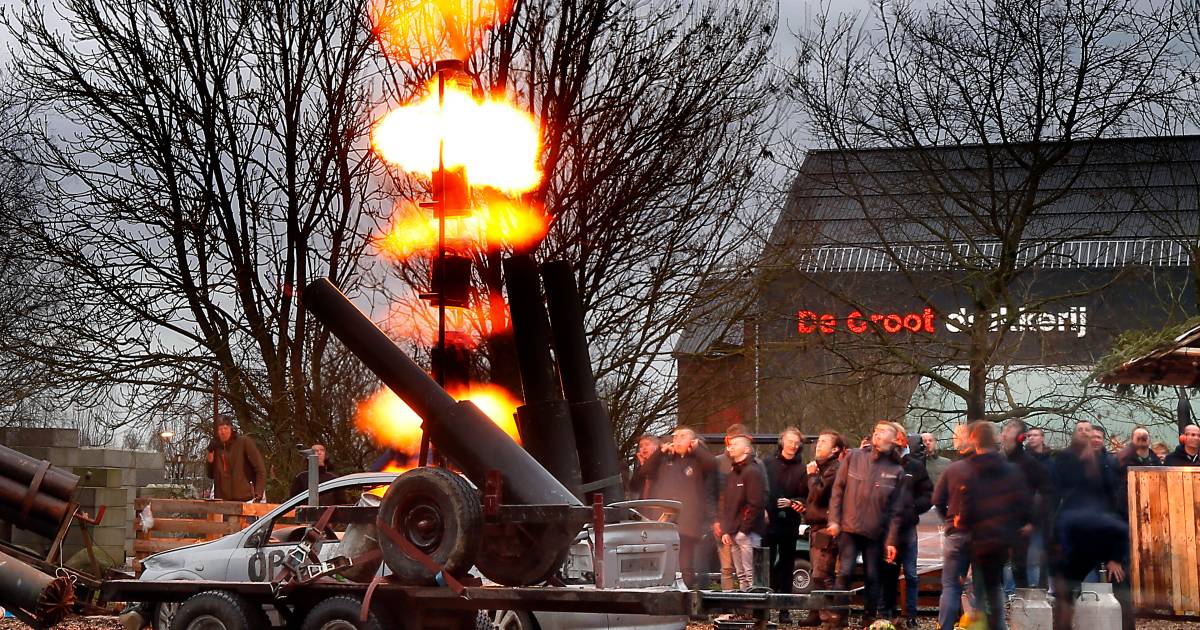 Goudriaan en Ottoland trotseren slechte weer voor hun traditionele carbidschiet-strijd