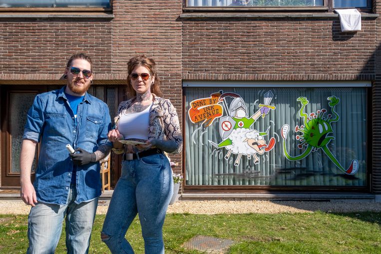 Tattoo-artiesten Melni Sikorski en Yannick Van Ginneken beschilderen ramen tijdens de coronacrisis Beeld David Legreve