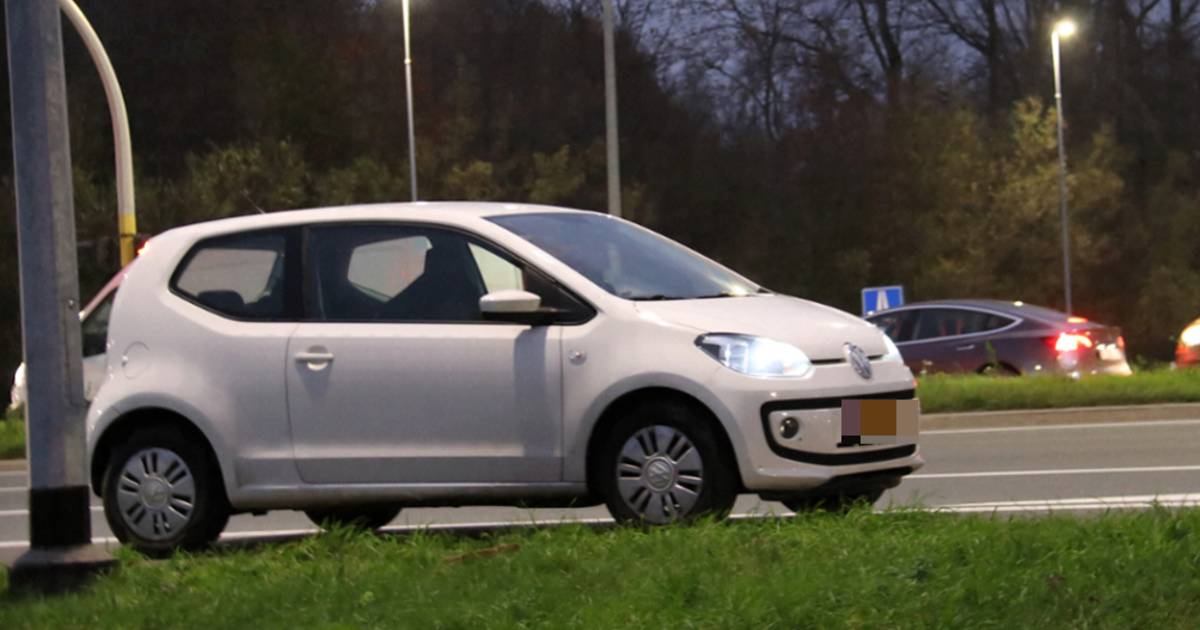 politie-rijdt-voertuig-met-nederlandse-nummerplaat-klem-na