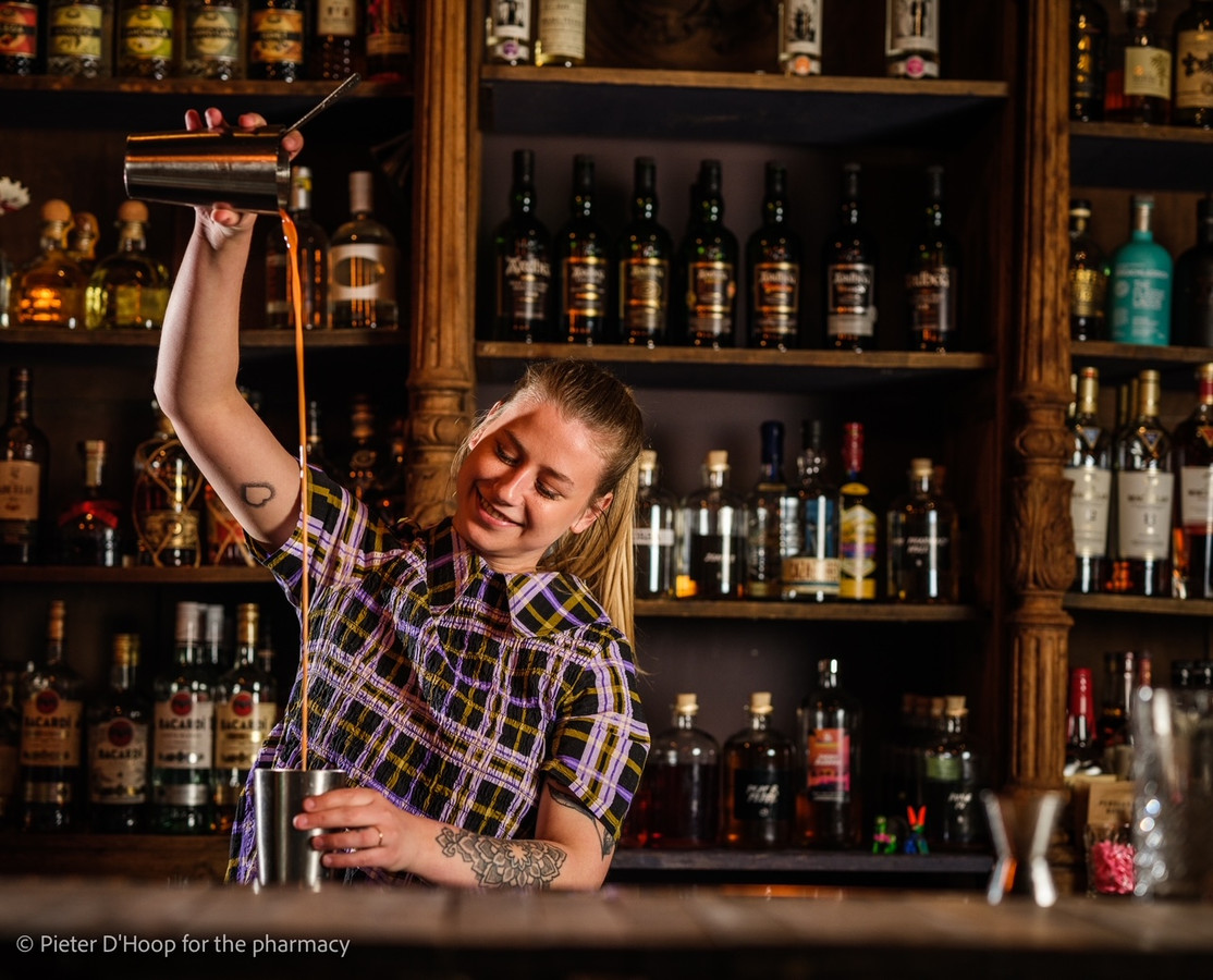 La barmaid Noa Ongevalle, de The Pharmacy, nous donne six conseils pour préparer un gin tonic parfait.