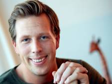 Bijtgrage kaaiman zet tanden in hand van Freek Vonk